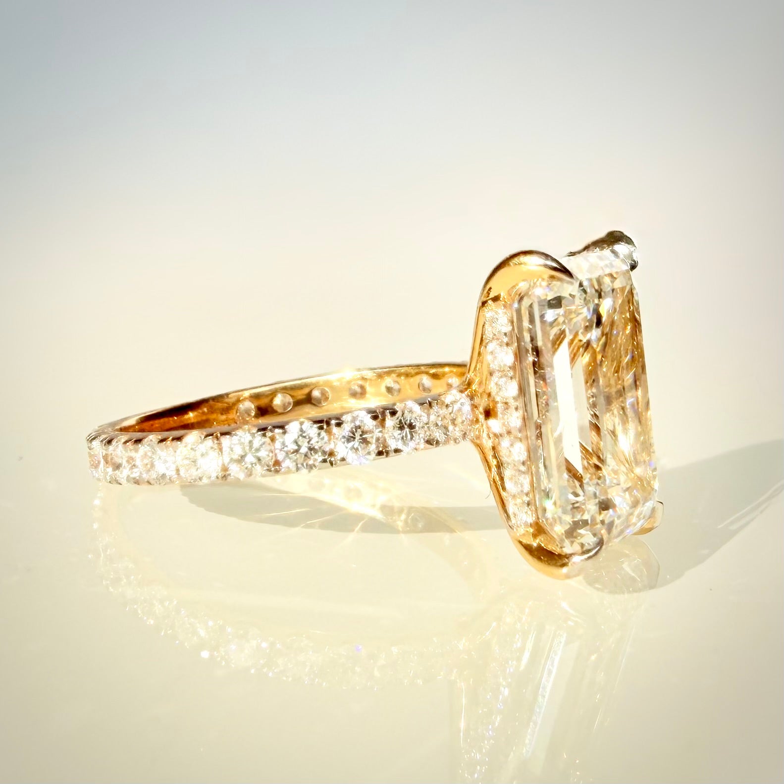 6,01 ct Emerald Cut -timanttisormus – E/VS1 – 18K keltakulta – IGI