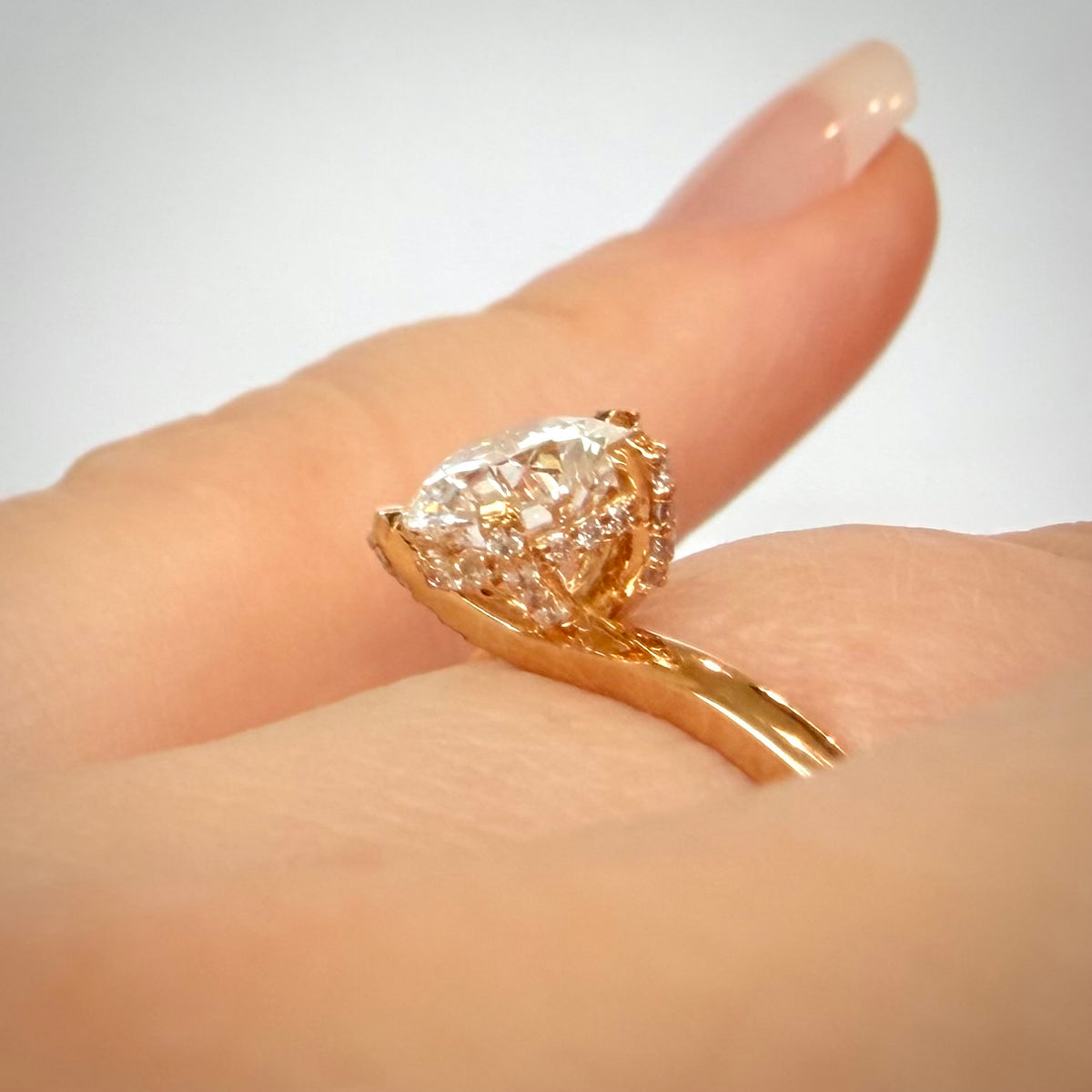 VK Signature Hidden Halo Crown – timanttisormus 1,11 ct, 14K keltakulta sormessa, sivuprofiili