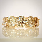 5,29 ct timanttisormus, 5-stone warm Champagne rivimalli edestä