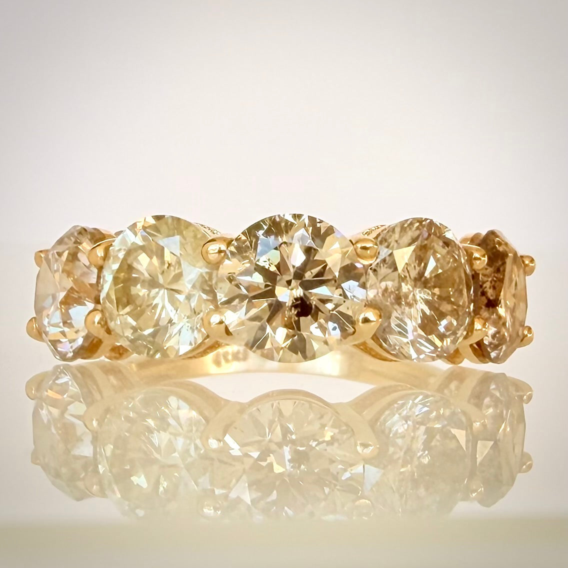 5,29 ct timanttisormus, 5-stone warm Champagne rivimalli edestä