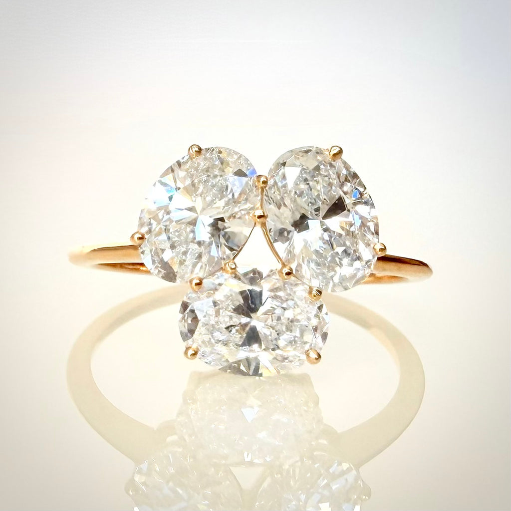 2,23 ct ovaali cluster-timanttisormus 14K kulta edestä