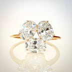 2,23 ct ovaali cluster-timanttisormus 14K kulta edestä