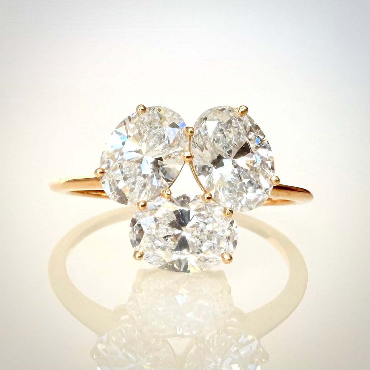 2,23 ct ovaali cluster-timanttisormus 14K kulta edestä