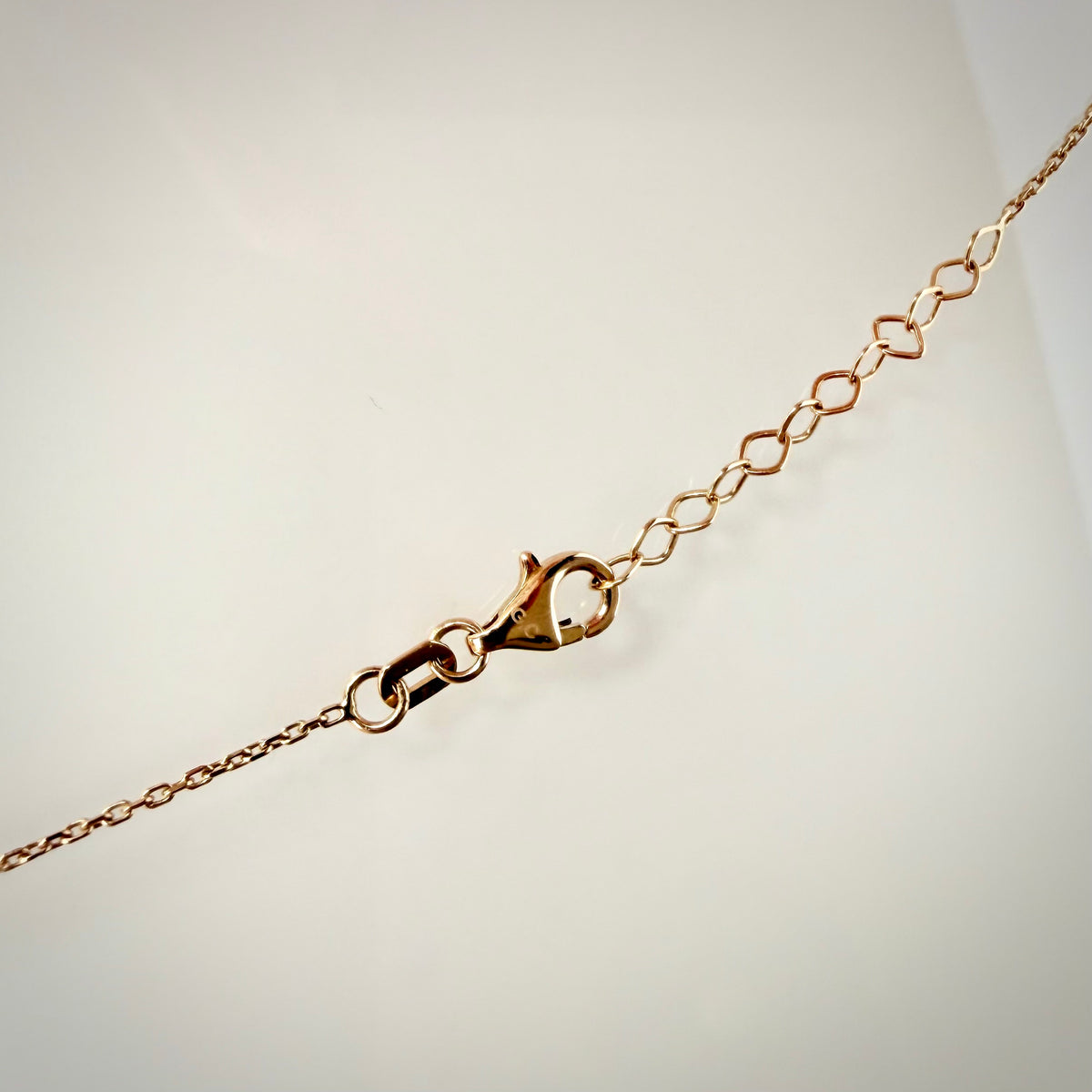 14K luonnontimanttikaulakoru 2,30 ct – Fancy Green Yellow, GCI kuva lukosta