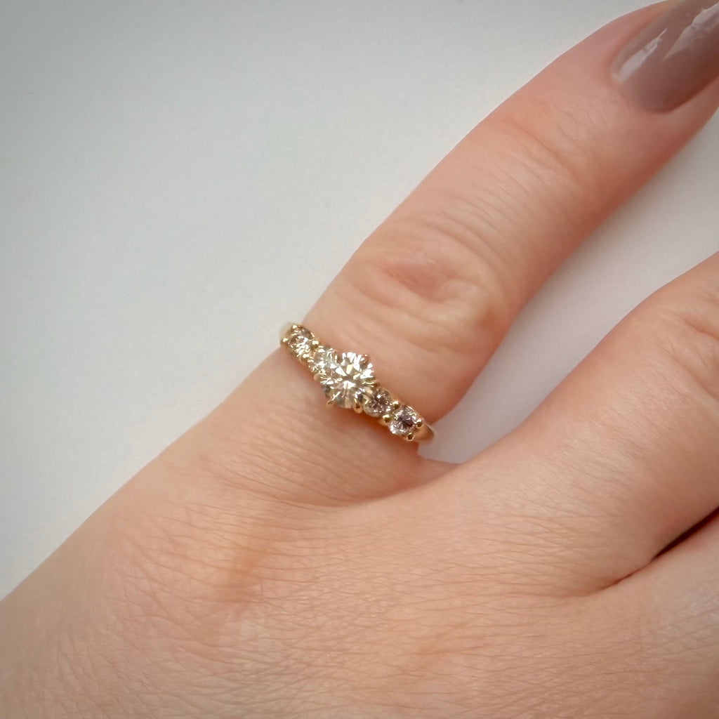 0,85 ct viisikivinen luonnontimanttisormus – 14K keltakulta – IGI sormessa valkoisella taustalla