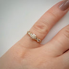 0,85 ct viisikivinen luonnontimanttisormus – 14K keltakulta – IGI sormessa valkoisella taustalla