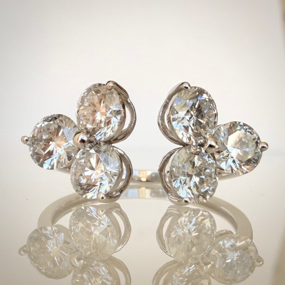 2,17 ct Open Cluster Timanttisormus – 14K Valkokulta edestä