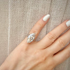 8,19 ct Marquise Cut -timanttisormus sormessa pellavataustalla kauempaa