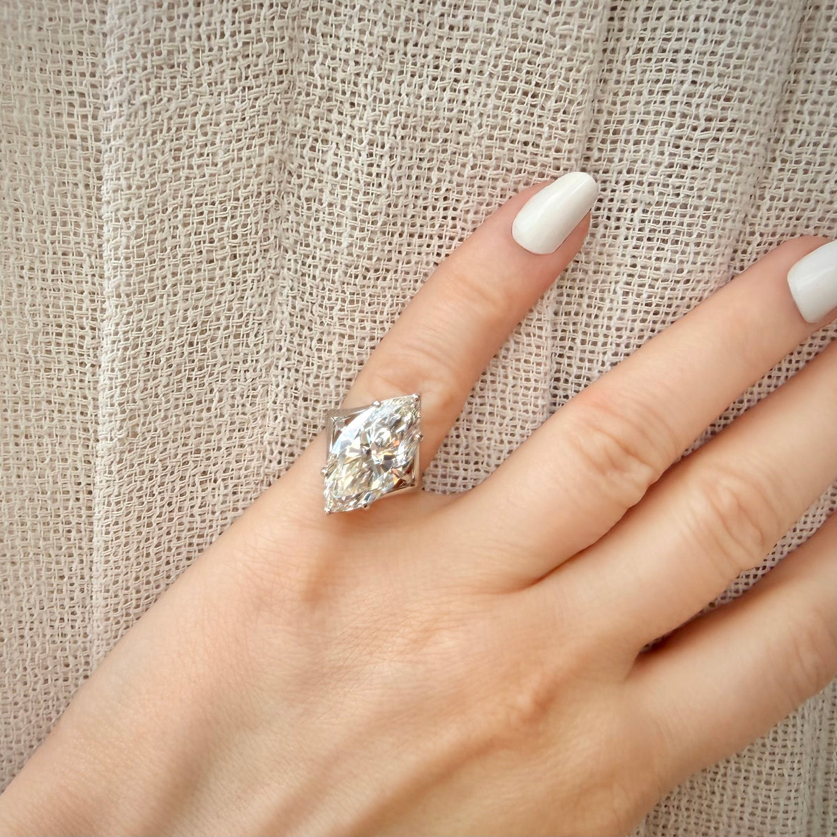 8,19 ct Marquise Cut -timanttisormus sormessa pellavataustalla kauempaa