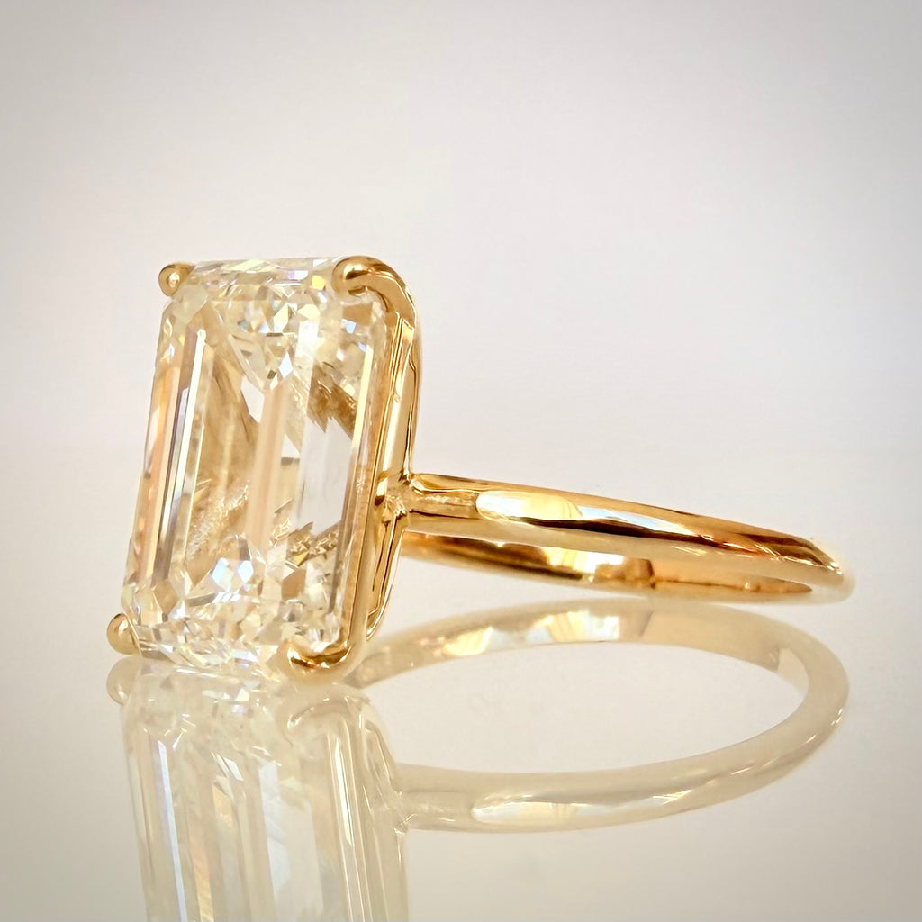 6,04 ct Emerald Cut solitaire-timanttisormus – F/VS1 – 14K keltakulta – IGI etuviistosta 2