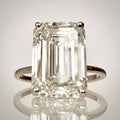 6,01 ct Emerald Cut solitaire-timanttisormus – F/VS1 – 14K valkokulta – IGI edestä alaviistosta