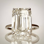 6,01 ct Emerald Cut solitaire-timanttisormus – F/VS1 – 14K valkokulta – IGI edestä alaviistosta