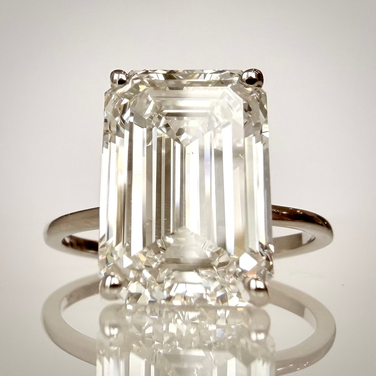 6,01 ct Emerald Cut solitaire-timanttisormus – F/VS1 – 14K valkokulta – IGI edestä alaviistosta