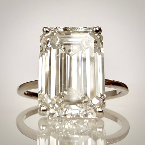 6,01 ct Emerald Cut solitaire-timanttisormus – F/VS1 – 14K valkokulta – IGI edestä alaviistosta