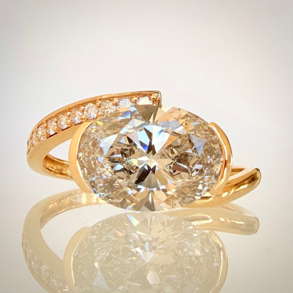 2,80 ct East–West ovaali-timanttisormus – F–G/VS – 14K keltakulta – HRD edestä