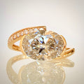 2,80 ct East–West ovaali-timanttisormus – F–G/VS – 14K keltakulta – HRD edestä
