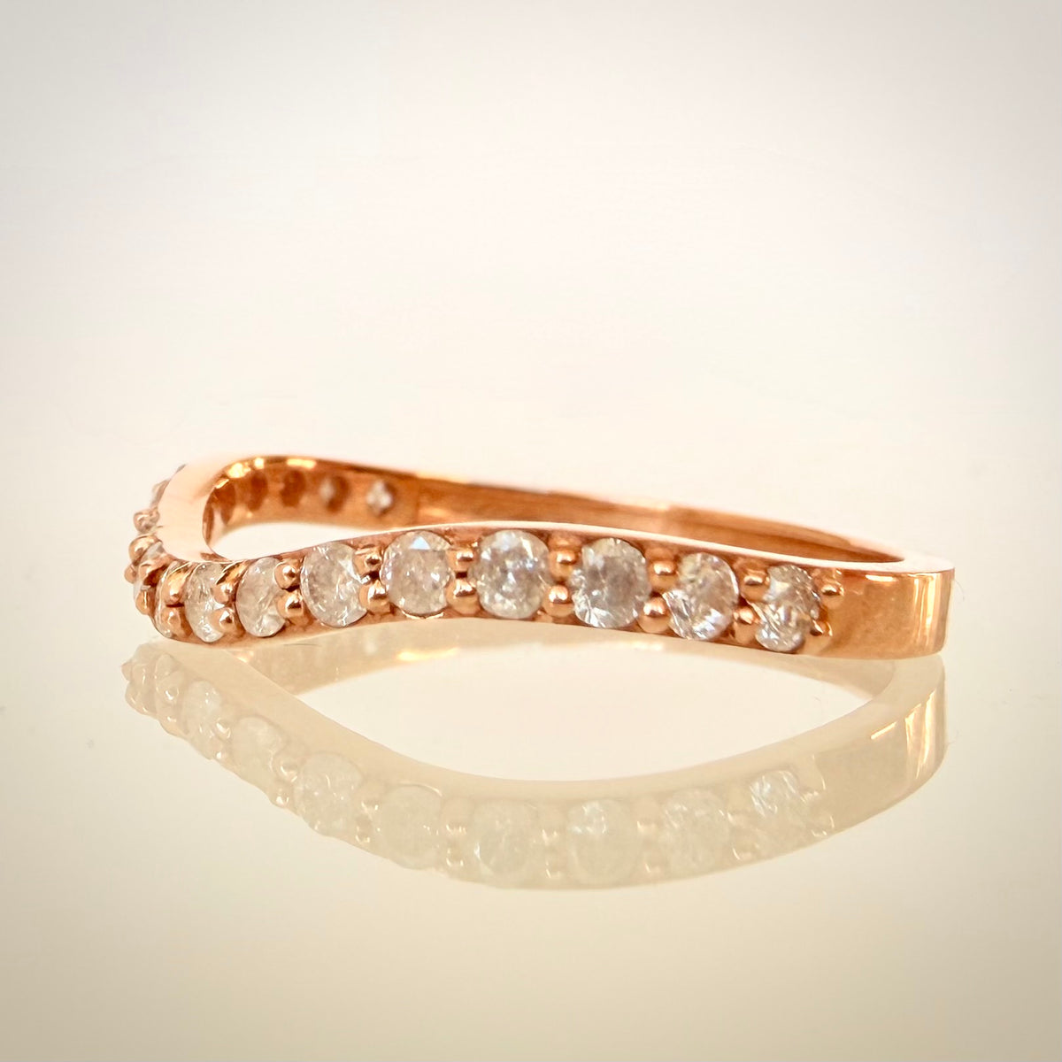 Kaartuva timanttisormus 0,08 ct – 14K ruusukulta | HRD sivulta