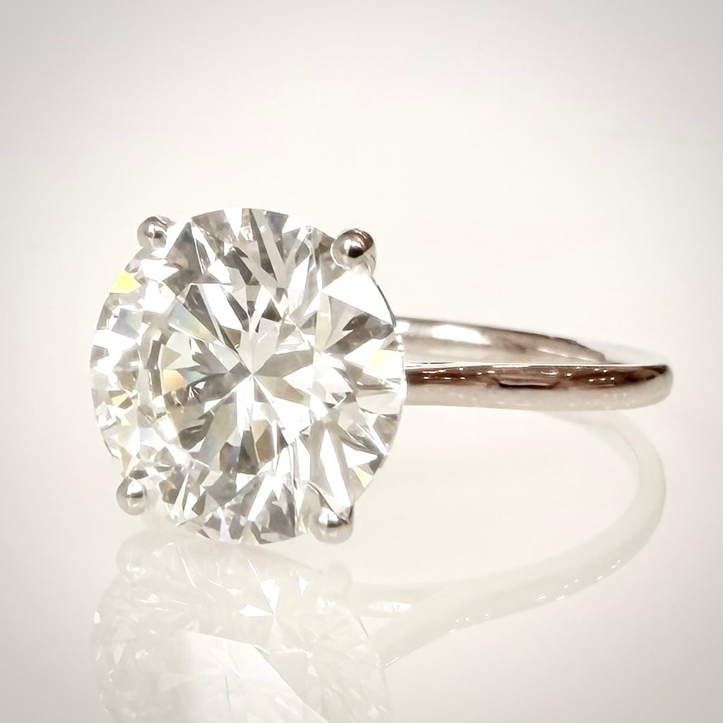 4,01 ct solitaire-timanttisormus etuviistosta 2