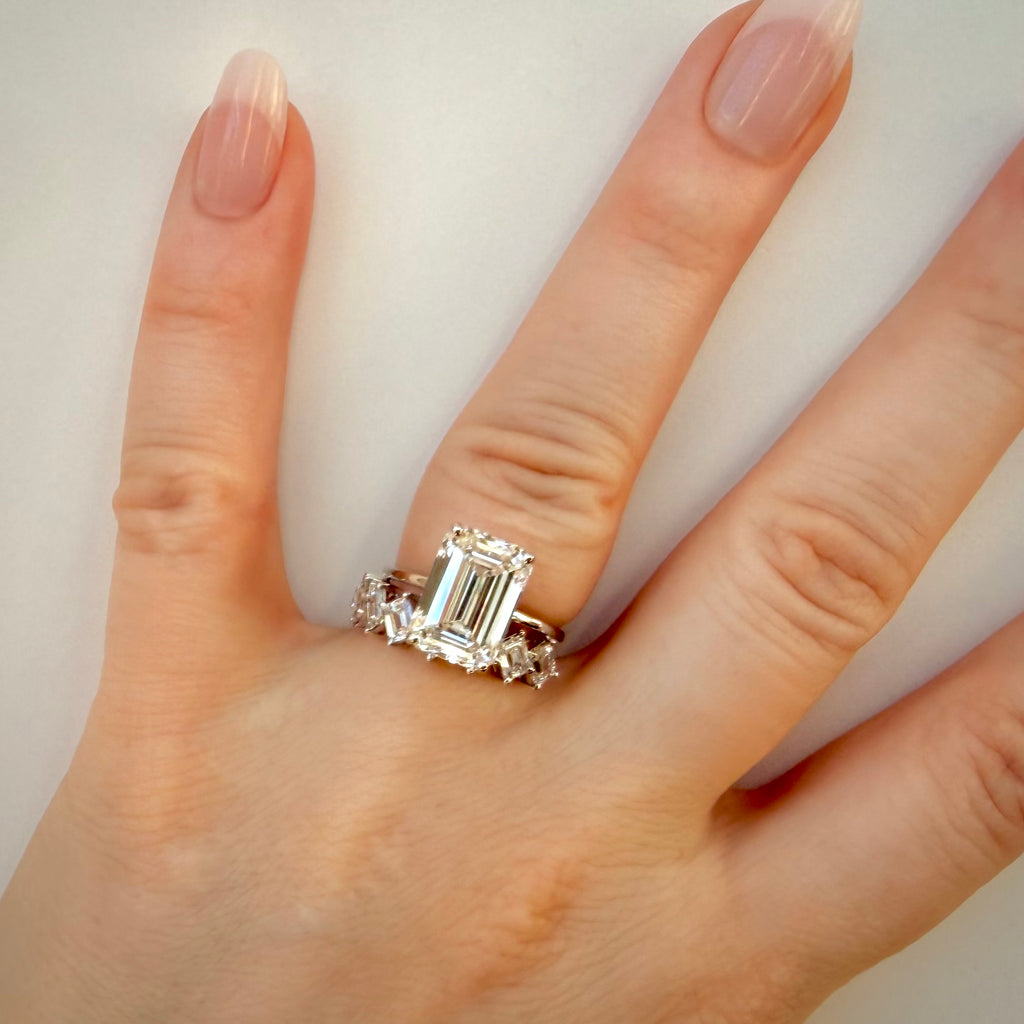 14K valkokultainen timanttisormus 2,01 ct – Emerald Cut – E–F/VVS – HRD sormessa suuremman emerald cut solitairen kanssa