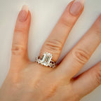 14K valkokultainen timanttisormus 2,01 ct – Emerald Cut – E–F/VVS – HRD sormessa suuremman emerald cut solitairen kanssa