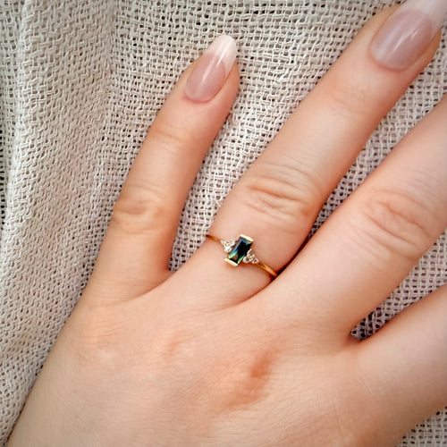 Kaksivärinen safiirisormus 0,49 ct – luonnontimantit 0,09 ct | 14K keltakulta sormessa pellavataustalla