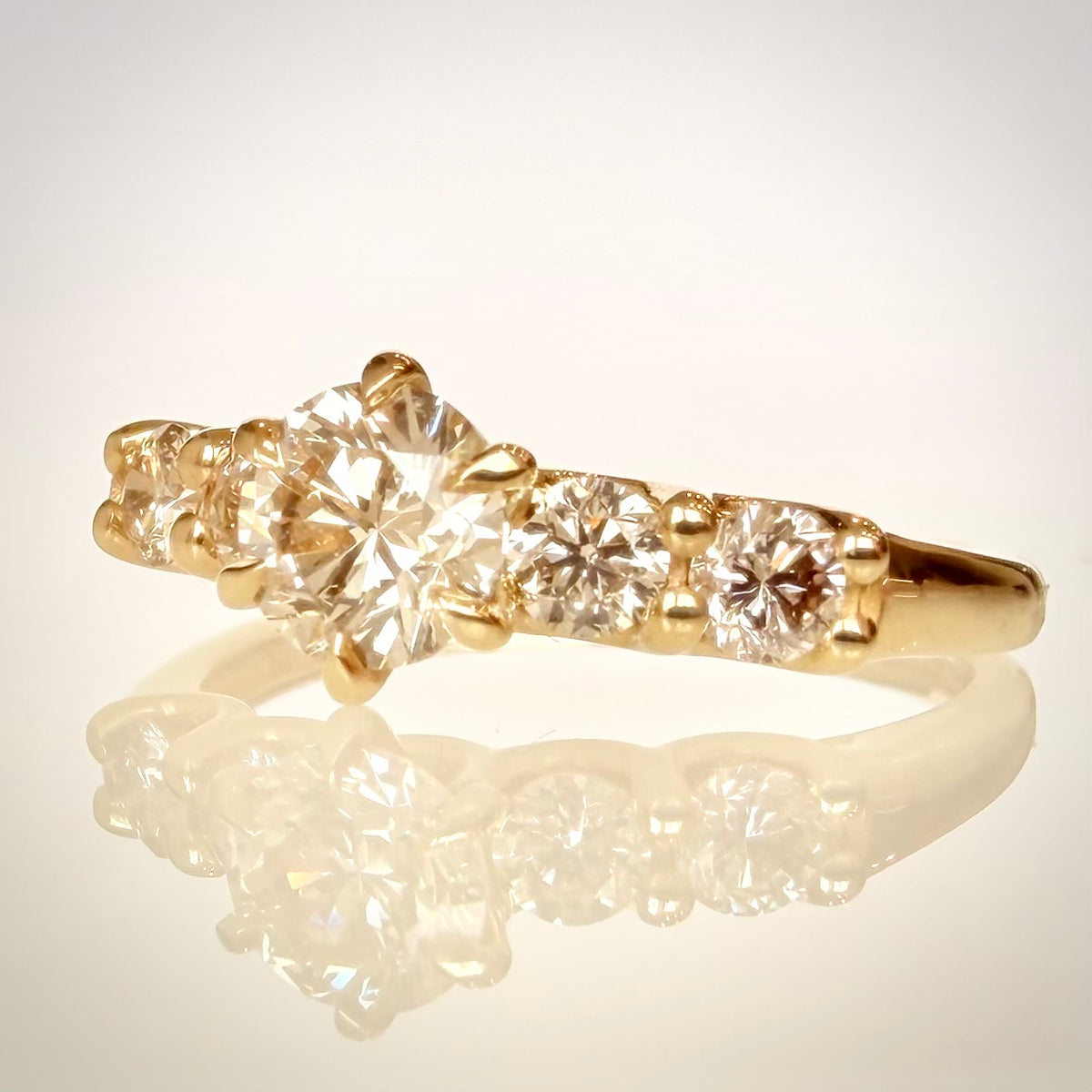 0,85 ct viisikivinen luonnontimanttisormus – 14K keltakulta – IGI etuviistosta