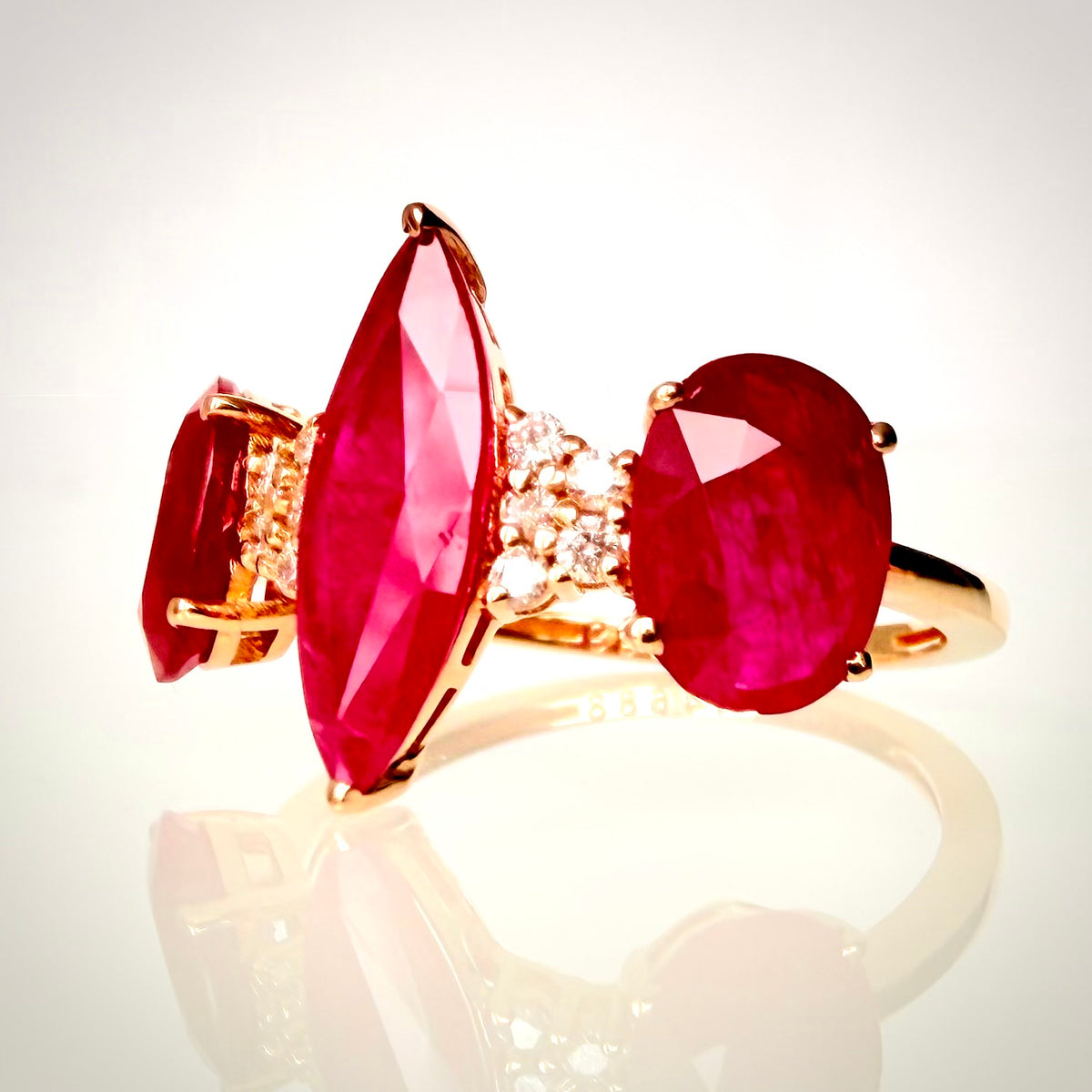 Vadelmanpunainen rubiini–timanttisormus 3,84 ct – 14K keltakulta, HRD etuviistosta