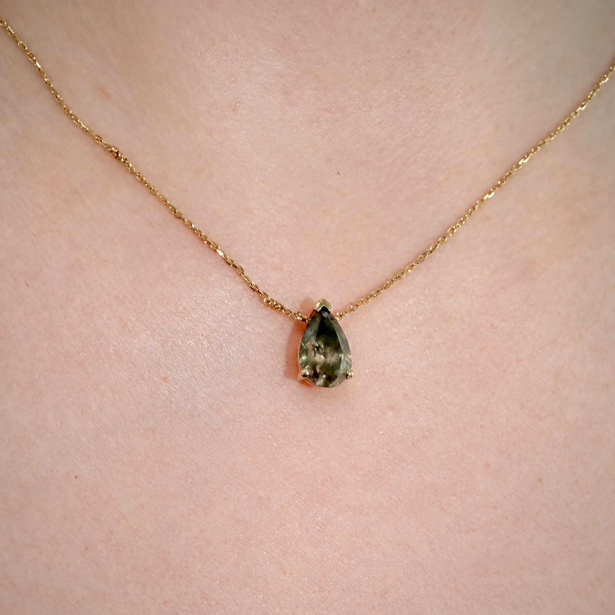 14K luonnontimanttikaulakoru 2,30 ct – Fancy Green Yellow, GCI kaulassa - lähikuva