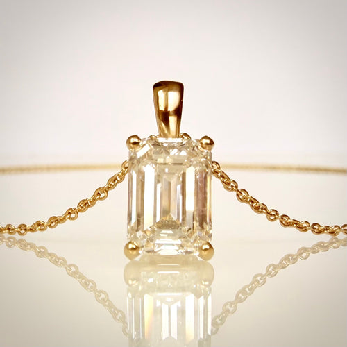 3,03 ct Emerald Cut -timanttikaulakoru – F/VVS2 – 14K keltakulta – IGI edestä kauempaa