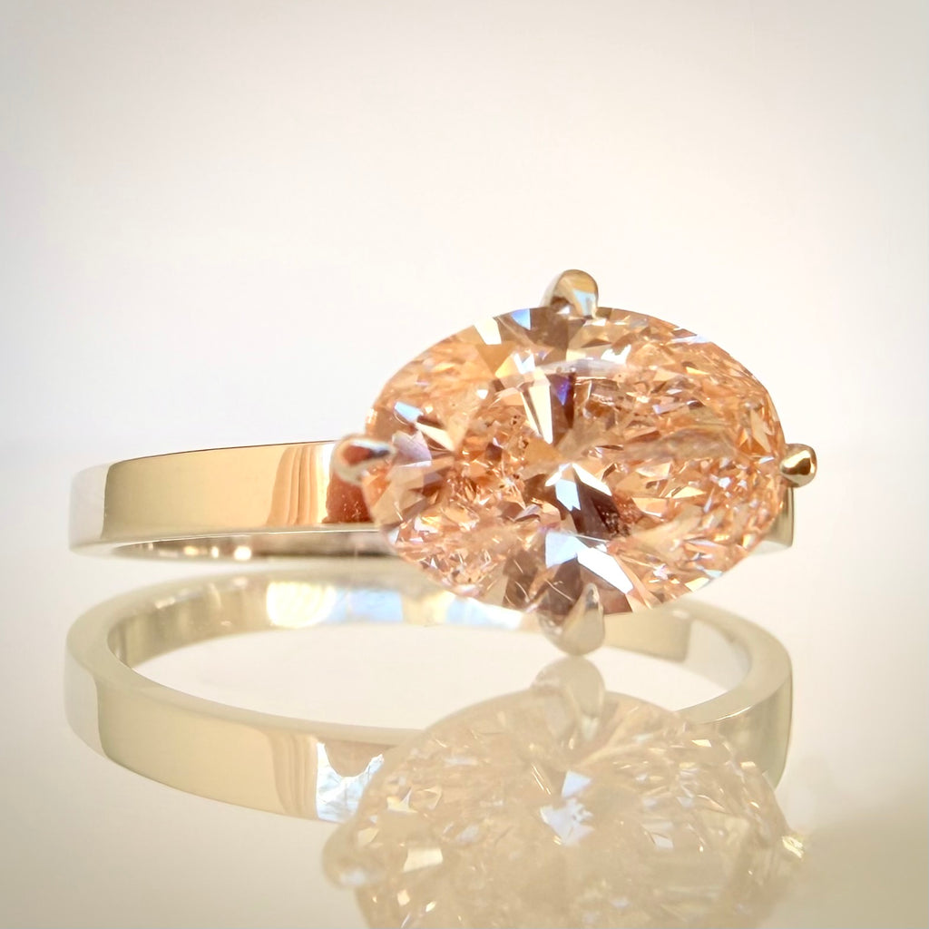 1,50 ct Light Rosé -timanttisormus 14K valkokultaa etuviistosta