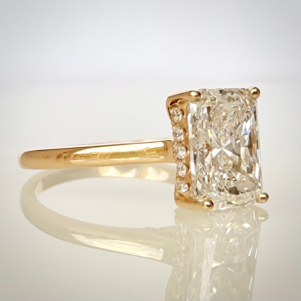1,99 ct Radiant Cut Hidden Halo -timanttisormus etuviitosta