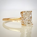 1,99 ct Radiant Cut Hidden Halo -timanttisormus etuviitosta