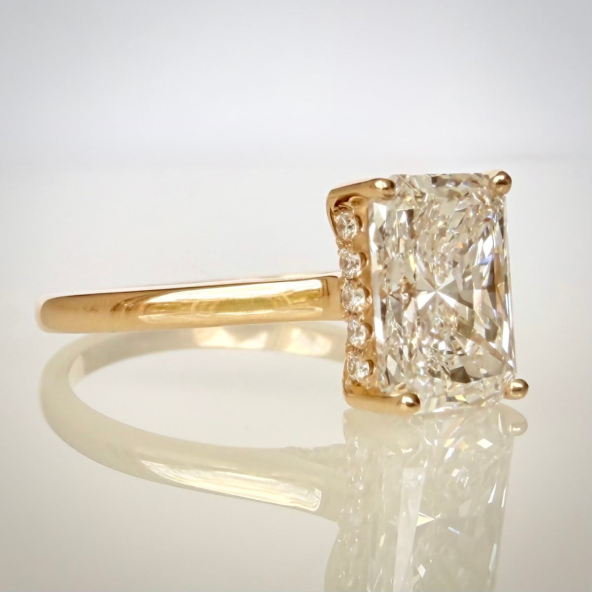 1,99 ct Radiant Cut Hidden Halo -timanttisormus etuviitosta