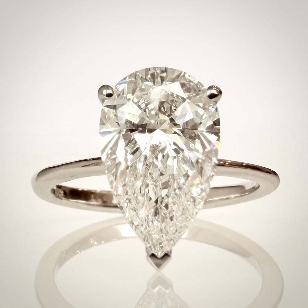 3,09 ct Pear Brilliant -timanttisormus – F/VS1 – 14K valkokulta – IGI edestä