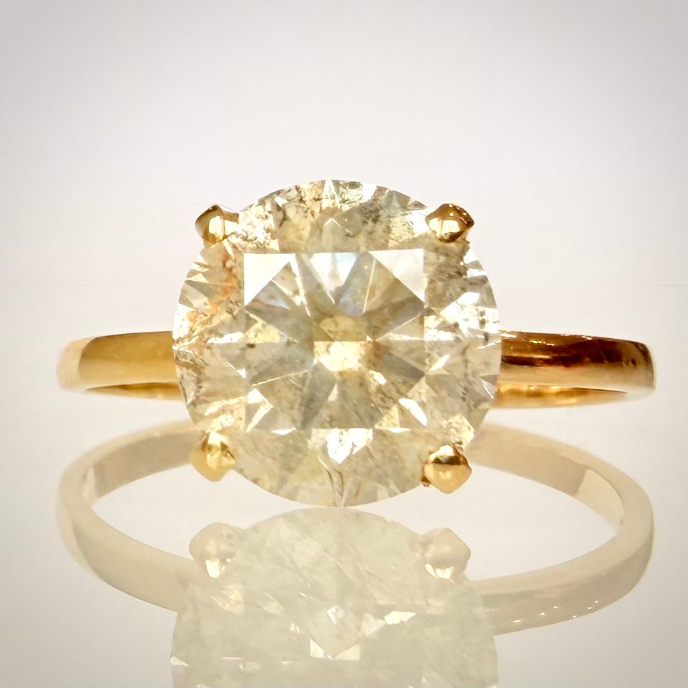 Luonnontimanttisormus noin 2,51 ct – Solitaire – 18K keltakulta edestä lähikuvassa