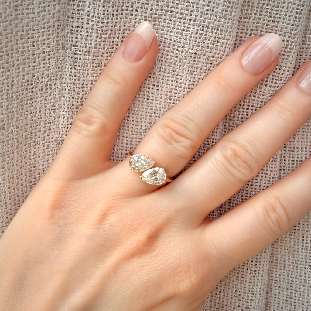 Toi et Moi – 3,02 ct timanttisormus, 14k keltakulta sormessa pellavataustalla