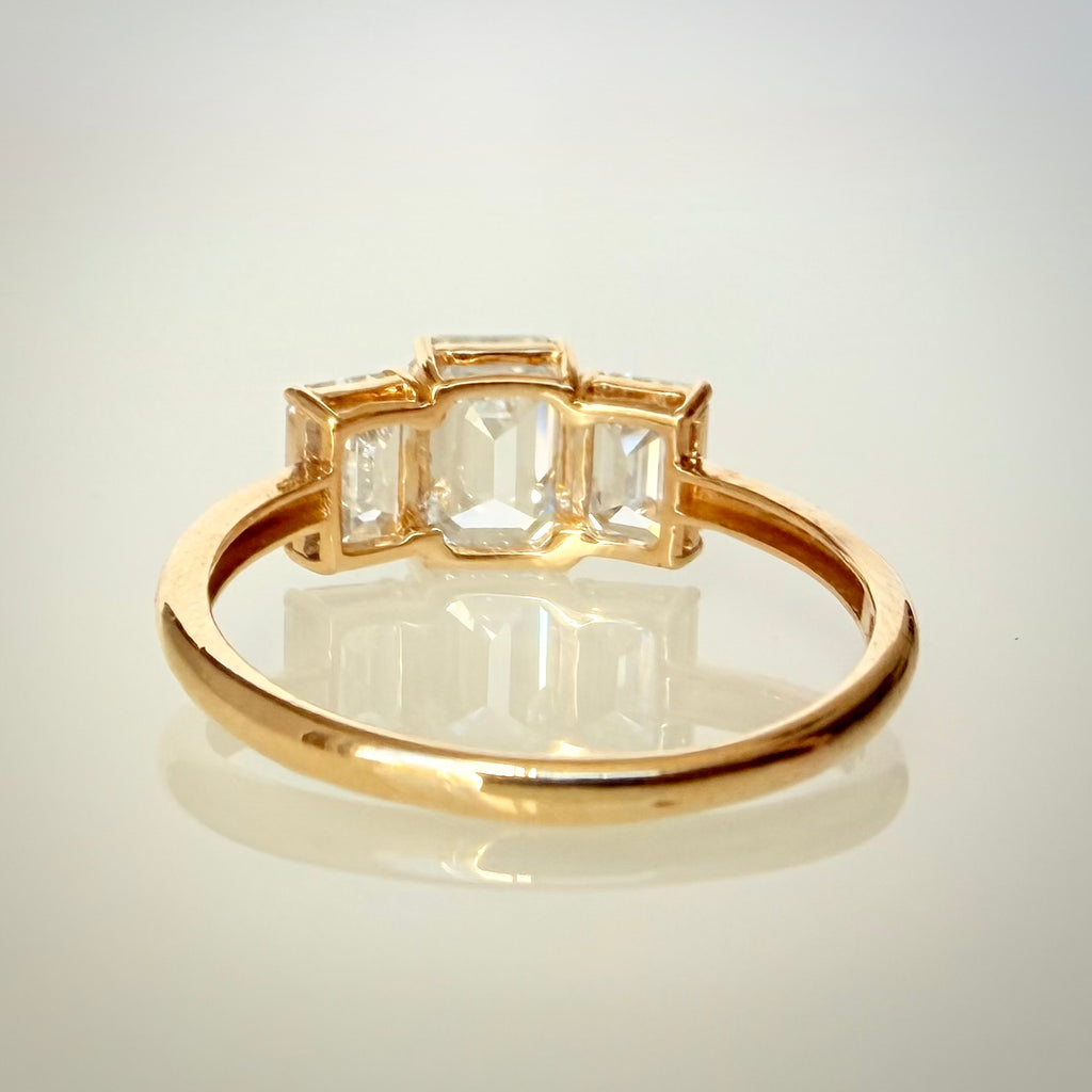 2,36 ct Emerald Cut trilogy-timanttisormus 14K | HRD kuva sormuksesta takaa