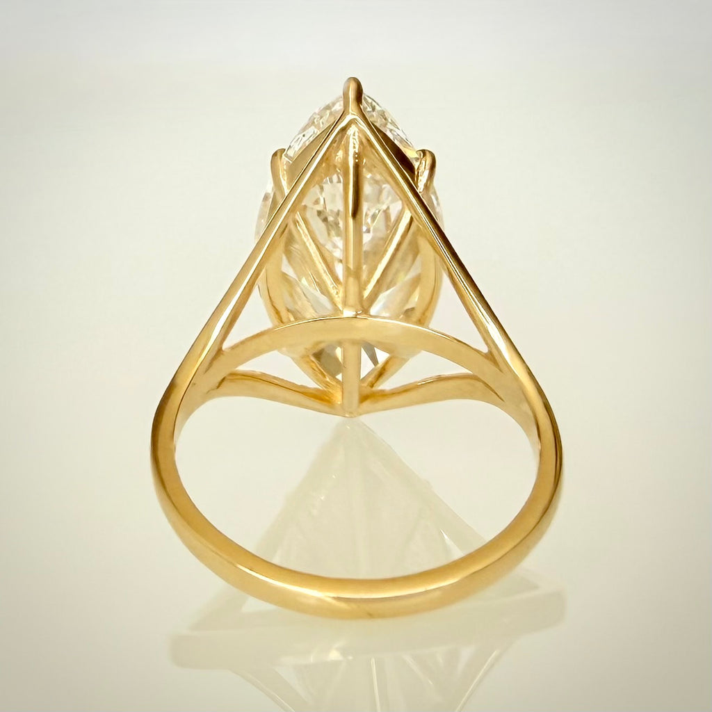 10,09 ct Marquise Cut -timanttisormus takaa