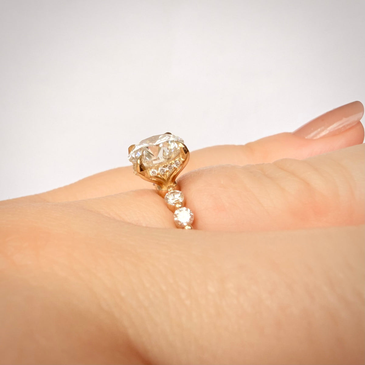 3,00 ct Hidden Halo -timanttisormus – 2,06 ct E/VS1 Triple Excellent – 14K keltakulta – IGI Sormessa sivuprofiili