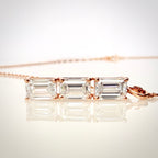 2,00 ct Emerald Cut -timanttikaulakoru vaakatasossa 2
