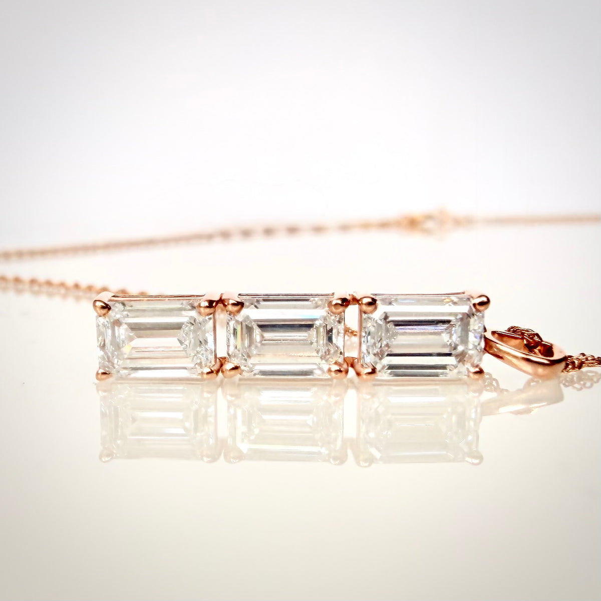 2,00 ct Emerald Cut -timanttikaulakoru vaakatasossa 2