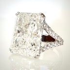 11,02 ct radiant-hiottu laboratoriotimanttisormus 18K valkokullasta, kuvakulma etuviistossa