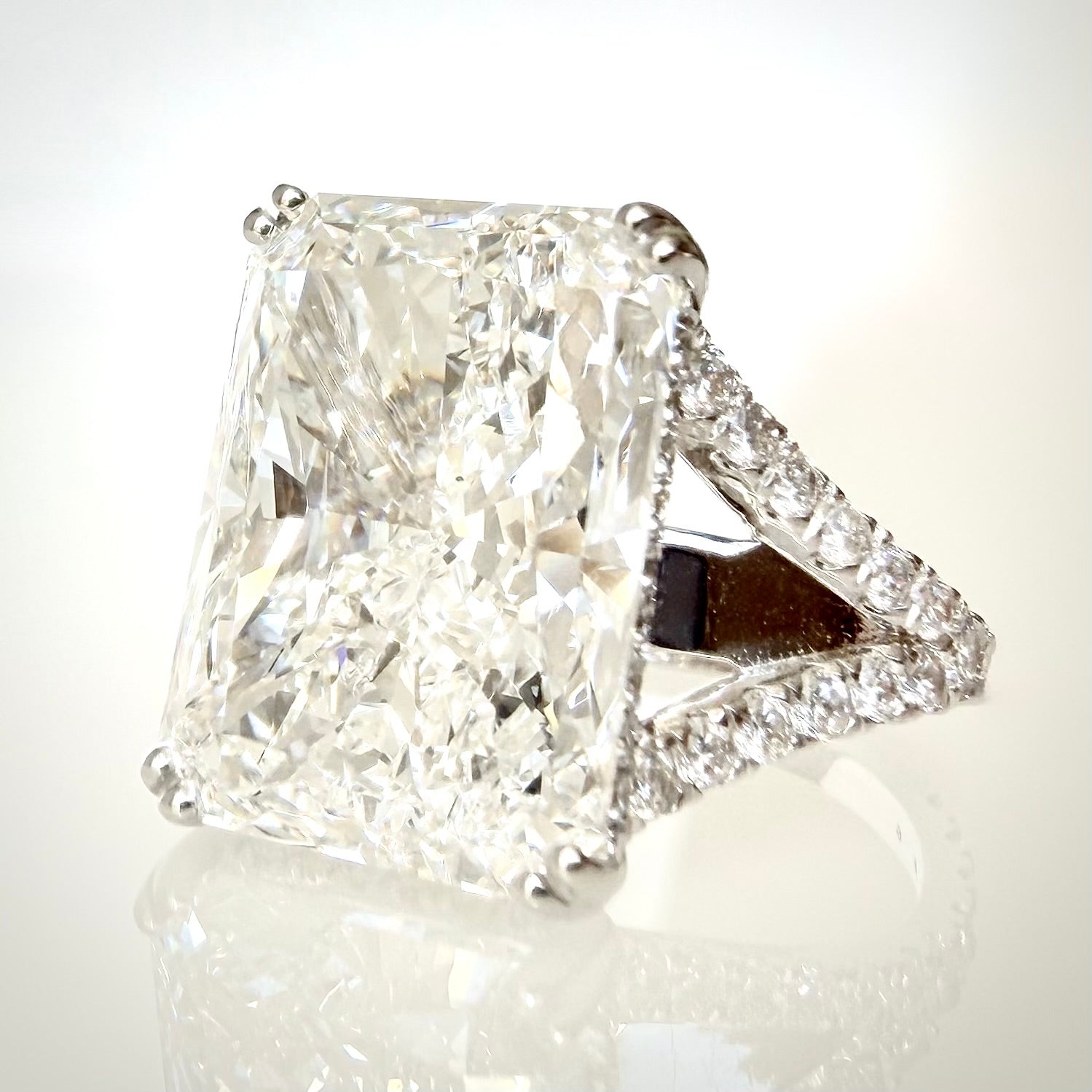 11,02 ct radiant-hiottu laboratoriotimanttisormus 18K valkokullasta, kuvakulma etuviistossa