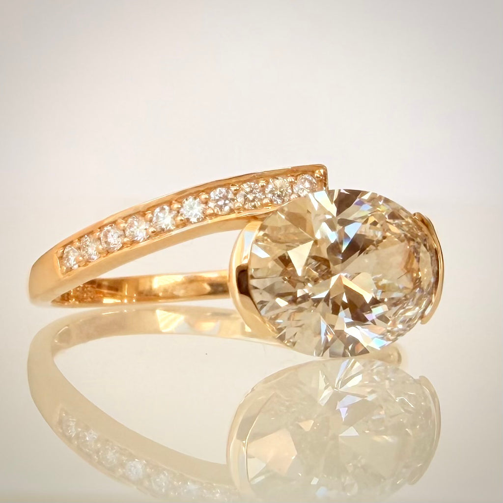2,80 ct East–West ovaali-timanttisormus – F–G/VS – 14K keltakulta – HRD etuviistosta