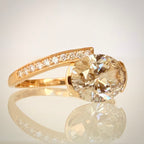 2,80 ct East–West ovaali-timanttisormus – F–G/VS – 14K keltakulta – HRD etuviistosta