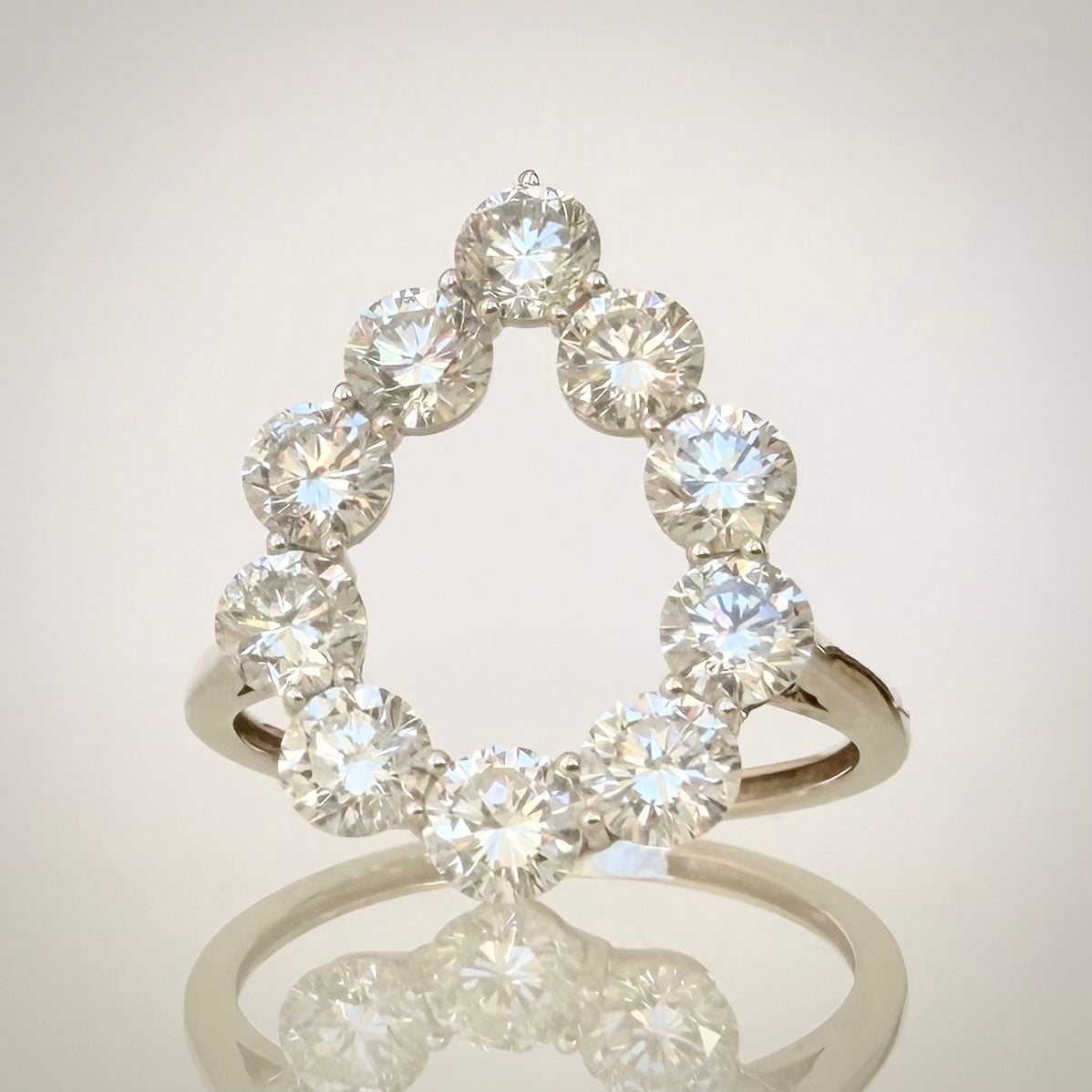 2,08 ct Open Halo -timanttisormus – 14K Valkokulta etuviistosta