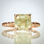 1,56 ct Asscher-luonnontimanttisormus – Fancy Green Yellow – 14K ruusukulta edestä vaaleammassa valossa