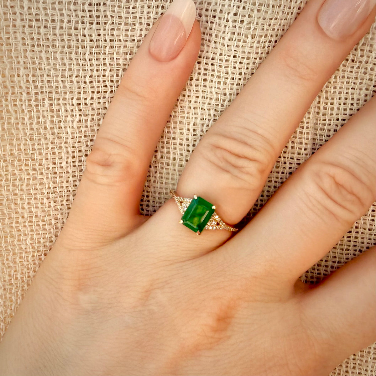 14k luonnonsmaragdisormus 1,61 ct sormessa pellavataustalla