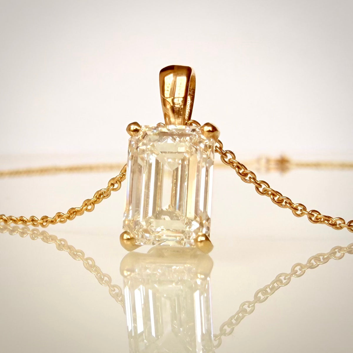 3,03 ct Emerald Cut -timanttikaulakoru – F/VVS2 – 14K keltakulta – IGI etuviistosta