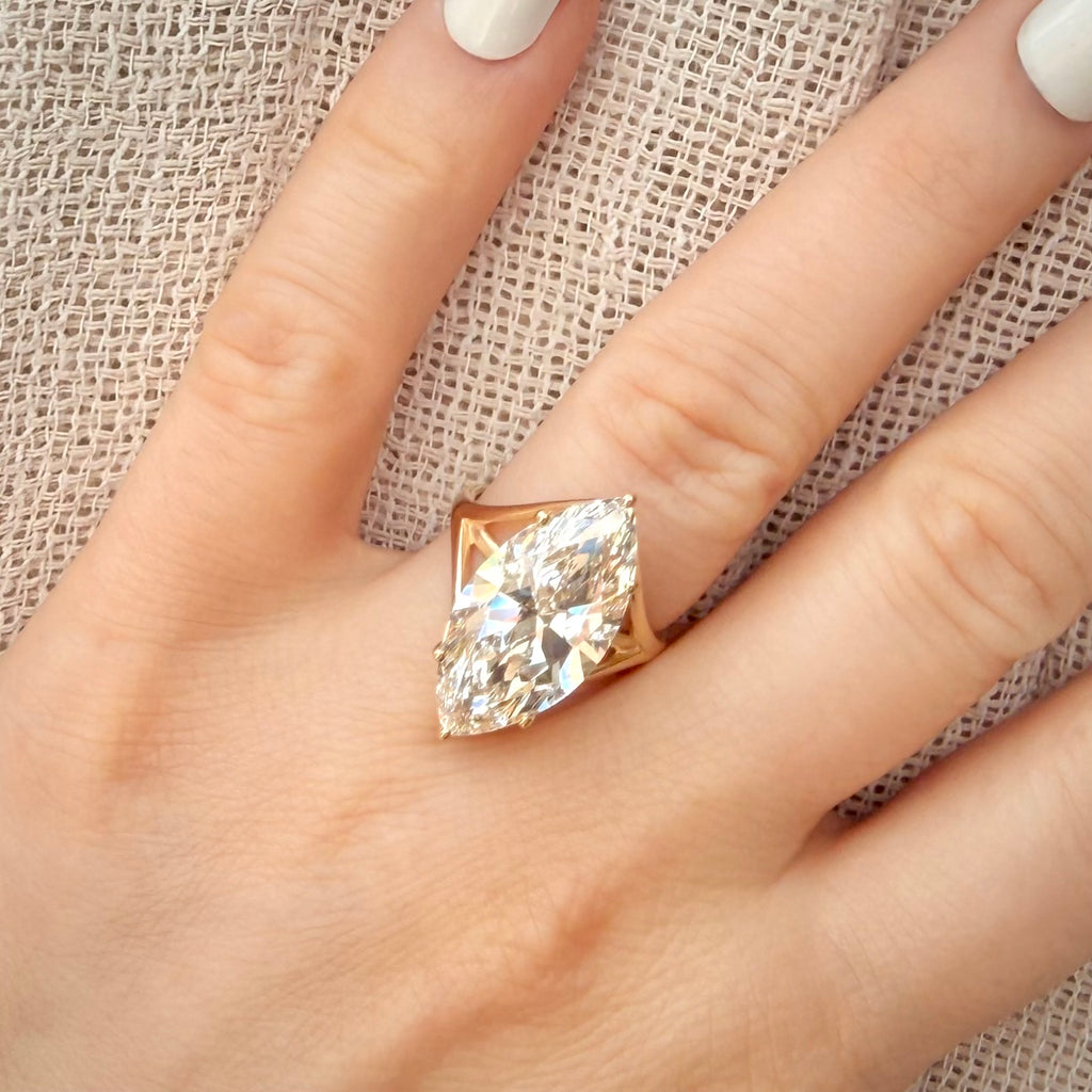 10,09 ct Marquise Cut -timanttisormus sormessa pellavataustalla